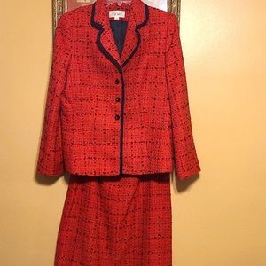 Red & Black Le Suit Channel weave. Fully lined. Near New Elegant and Beautiful